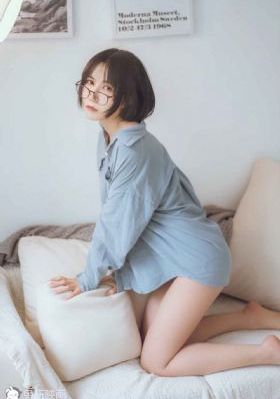 一个姑娘上高铁看见自己座位上_超清免费电视剧